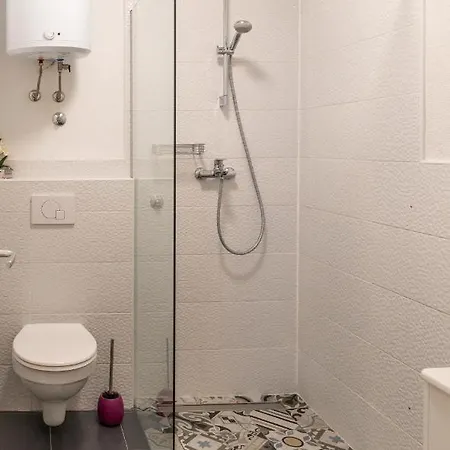 Arya Apartment