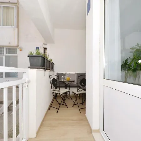 Arya Apartment